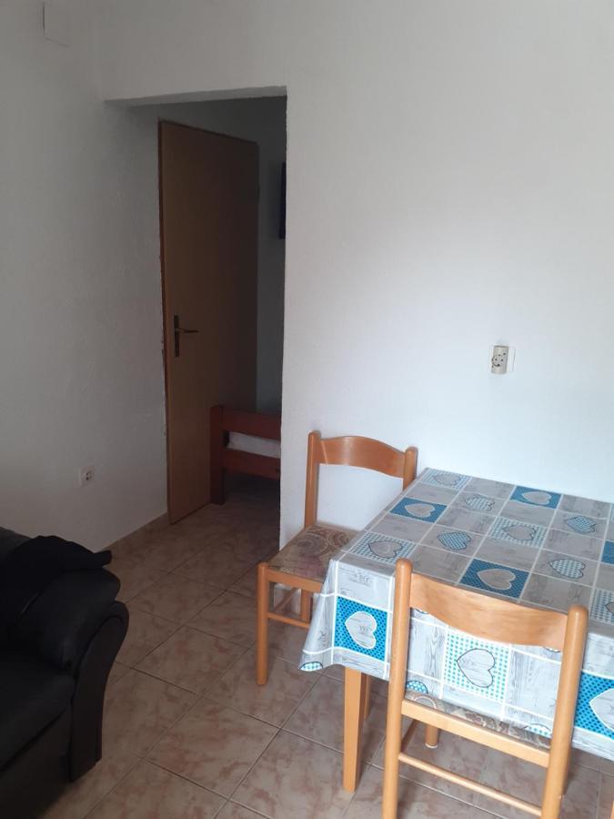 Apartments Mara Bela Karlobag Luaran gambar