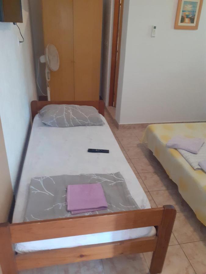 Apartments Mara Bela Karlobag Luaran gambar