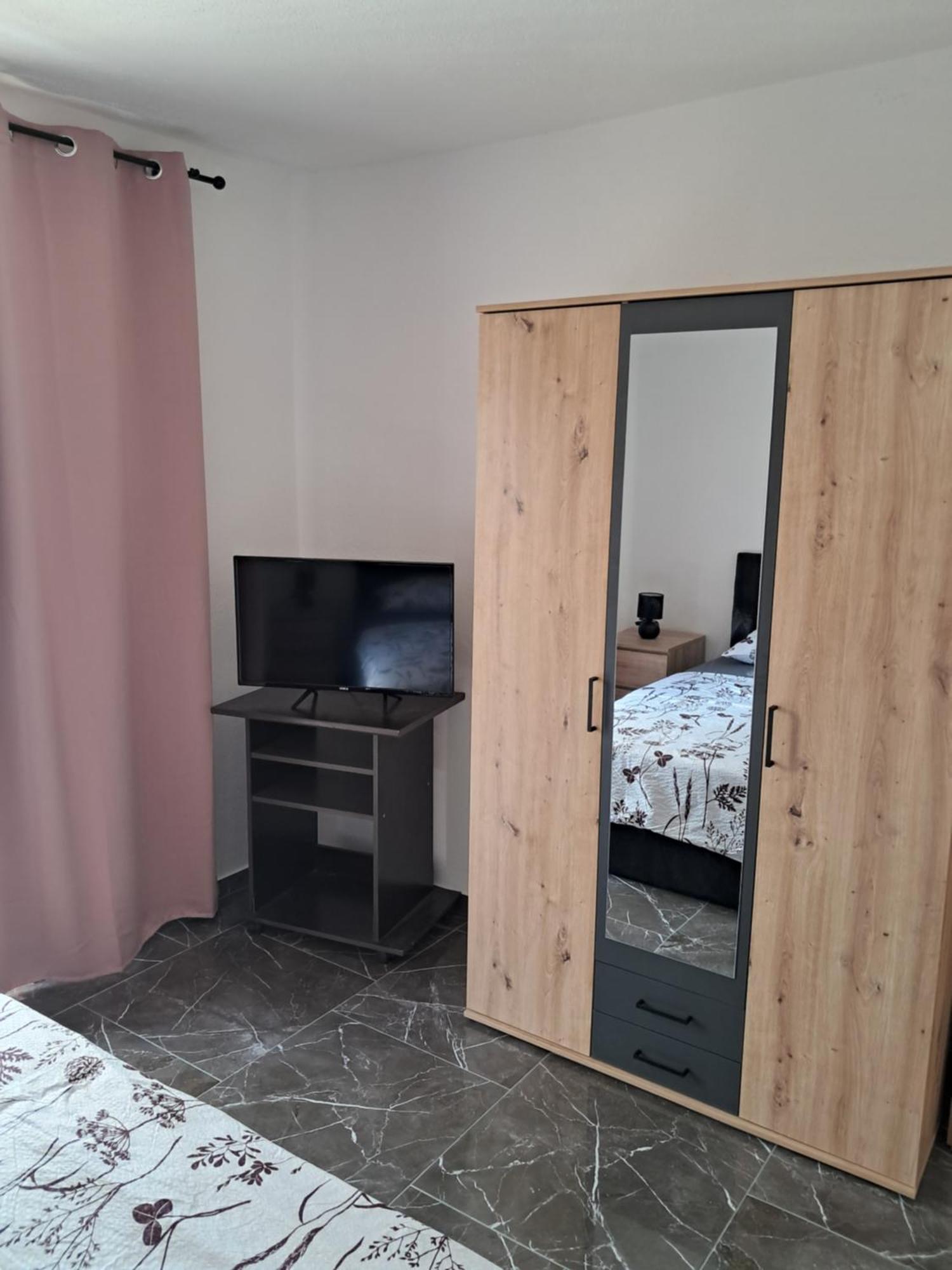 Apartments Mara Bela Karlobag Luaran gambar